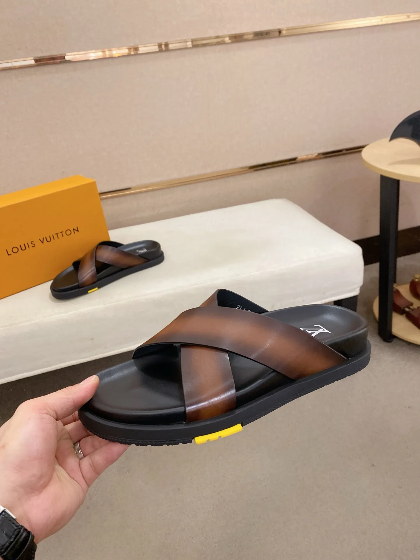 Factory price: 420💰Made by LV🔍Top purchasing agent. Men's spring and summer slippers are available at the same counter. The uppers are made of cowhide imported from Italy. High-quality craftsmanship, soles: original soles specially provided by the original factory, exclusive movable molded soles are super comfortable, original factory follow-up goods, 🔍🔍high quality, can be entered and exited the counter at will, welcome to compare, code number 38-44. Can be customized45